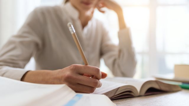 フィリピン留学で宿題をやる女性メージ